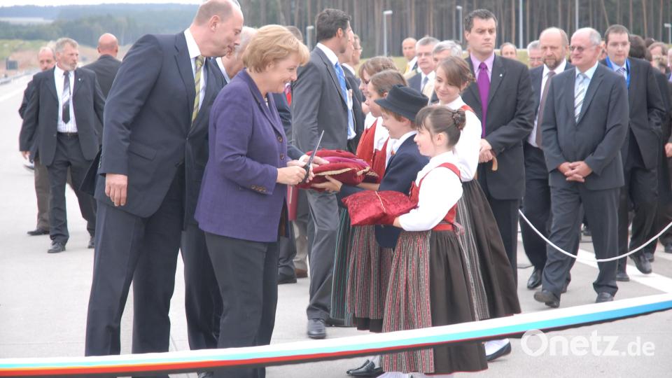 Ehrengäste bei der Verkehrsfreigabe im Jahr 2008 in Schmidgaden waren Bundeskanzlerin Angela Merkel und Verkehrsminister Wolfgang Tiefensee. Bild: Gabi Schönberger