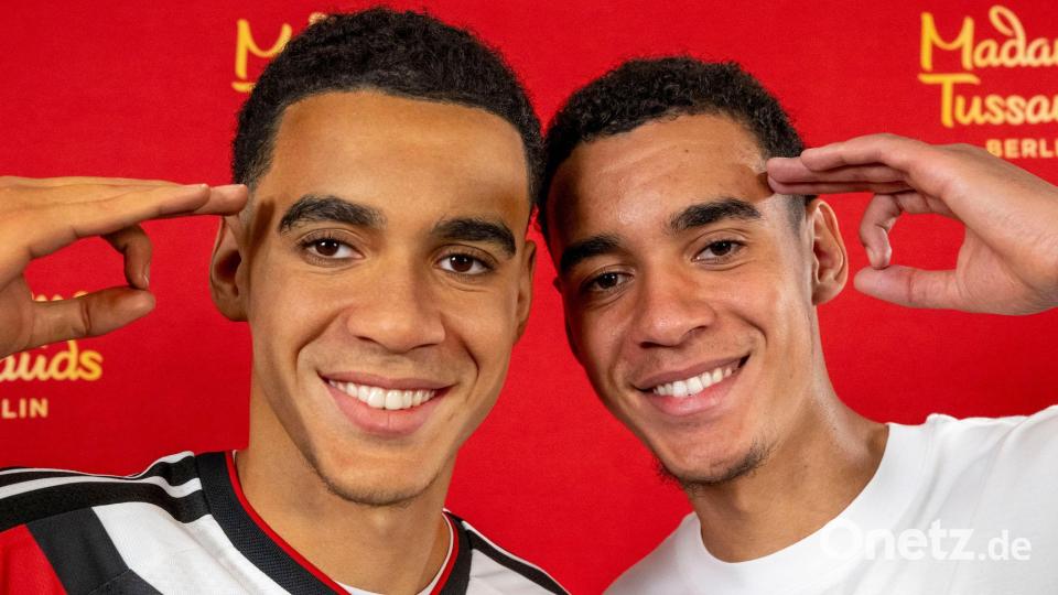 Jamal Musiala (r) hat vor der WM eine eigene Wachsfigur bekommen. Bild: Peter Kneffel/dpa