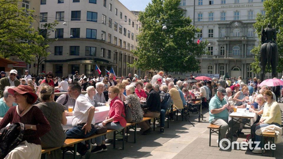 Mit einem Begegnungsfest an einem "langen Tisch", Volksmusik und Tanzaufführungen hat in Brünn (Brno) der 76. Sudetendeutsche Tag begonnen. Bild: Michael Heitmann/dpa