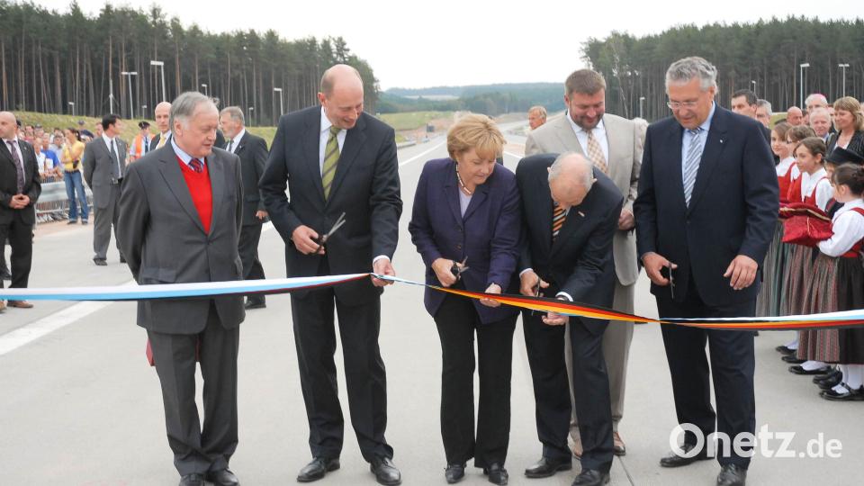 Hier wird auf der A 6 bei Schmidgaden das Band durchschnitten. Bild: Gabi Schönberger