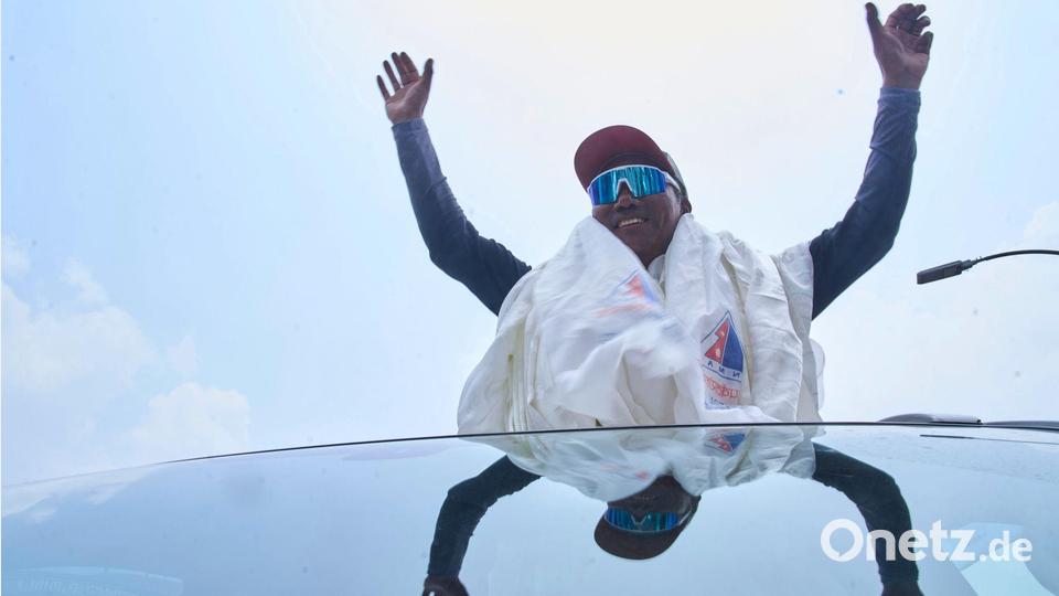 Kathmandu, Nepal: Jubel-Empfang für Sherpa-Legende Kami Rita nach 32. Everest-Erfolg Bild: Niranjan Shrestha/AP/dpa