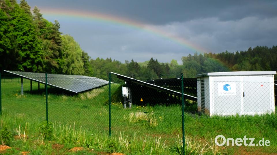 Ein gutes Omen für den "Solarpark Thurndorf"? Bei der Eröffnungsfeier wölbte sich ein bunter Regenbogen als Symbol der Hoffnung und Naturverbundenheit über die neue PV-Anlage. Bild: Robert Dotzauer
