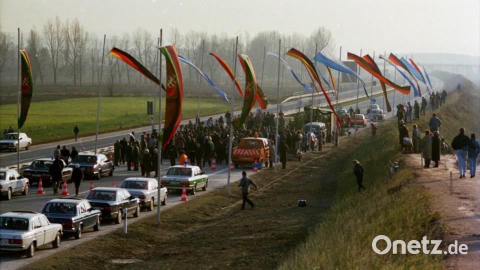 Eine Autobahn für die Oberpfalz. Der Lückenschluss der Autobahn A 93 zwischen Weiden und Luhe-Wildenau erfolgte am 4. Dezember 1987. Bild: Alois Schröpf