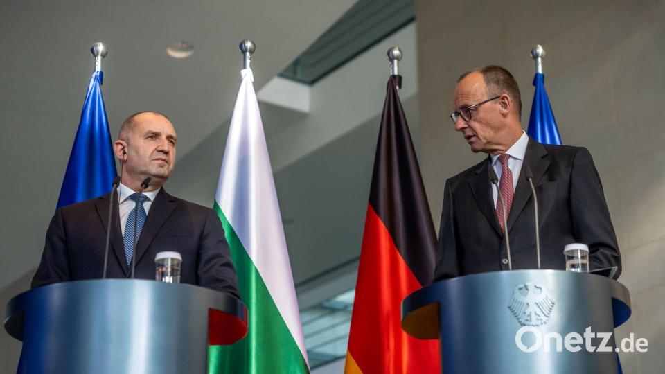 Bundeskanzler Friedrich Merz (CDU) empfing am Montag den bulgarischen Ministerpräsidenten Rumen Radew. (Archivbild) Bild: Michael Kappeler/dpa