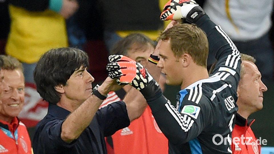 Manuel Neuer (r) war in der Amtszeit von Bundestrainer Joachim Löw immer die Nummer eins im Tor. (Archivbild) Bild: picture alliance / dpa