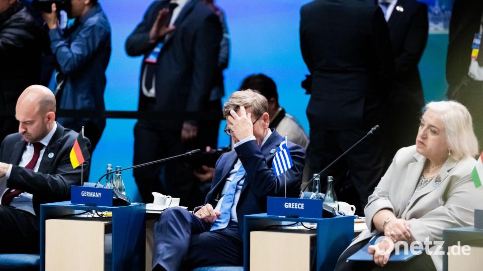 Die europäischen Alliierten müssen nun beraten, was sie Trump beim Gipfel anbieten können. Hier sind der deutsche Außenminister Johann Wadephul (CDU, M) und seine Kollegen aus Frankreich und Griechenland zu sehen. Bild: Christoph Soeder/dpa
