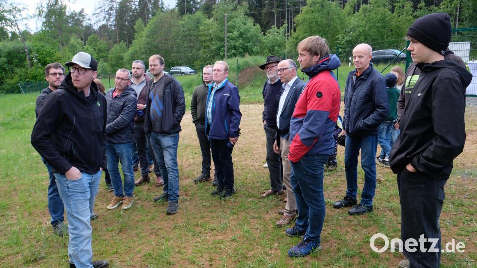 Aufklärung boten Mitarbeiter von Greenovative beim Rundgang durch das PV-Gelände. Bild: Robert Dotzauer
