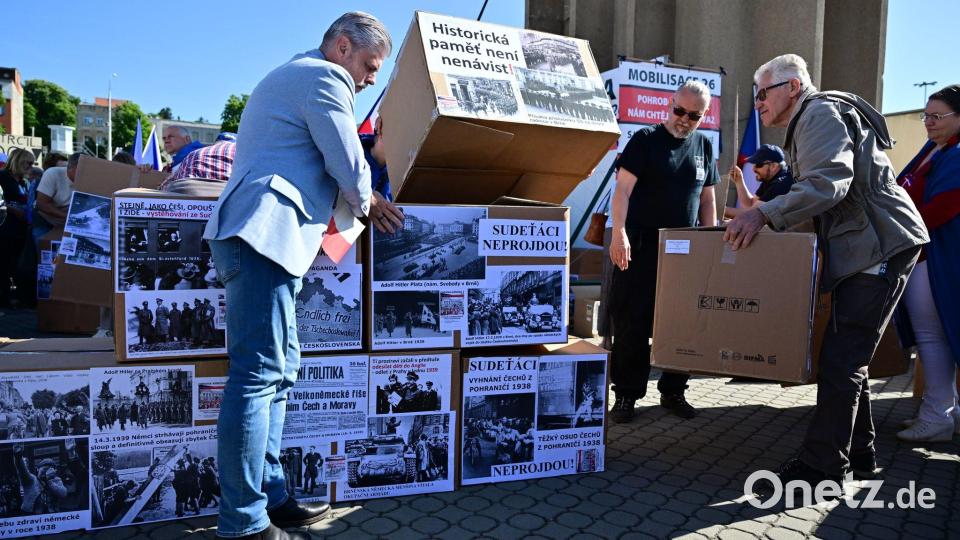Gegendemonstranten bauen am Messegelände in Brünn (Brno) eine symbolische Barrikade. Bild: Šálek Václav/CTK/dpa