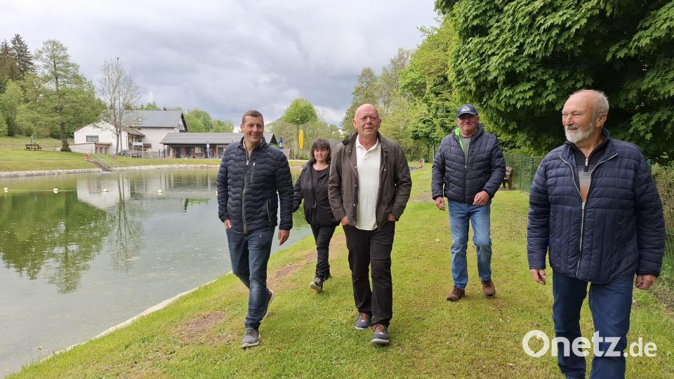Rundgang durch das Freibad Selingau mit Bürgermeister Johannes Prechtl (von links), Tina Reichenberger, Josef Söllner, Thomas Graf und Bernd Würstl am Eröffnungstag - auch wenn die Temperaturen noch nicht passen. Bild: esc