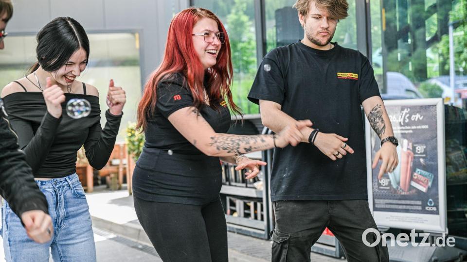Tanken macht mit Musik mehr Spaß. Bild: Jason Tschepljakow/dpa