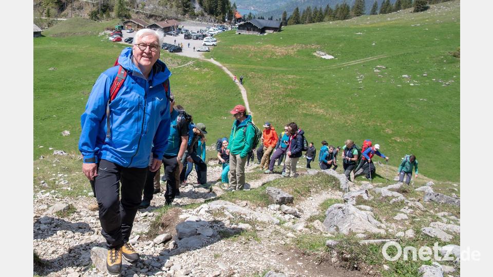Schon 2019 wanderte der Bundespräsident mit dem Alpenverein und würdigte ehrenamtliche Leistungen. (Archivbild) Bild: Peter Kneffel/dpa