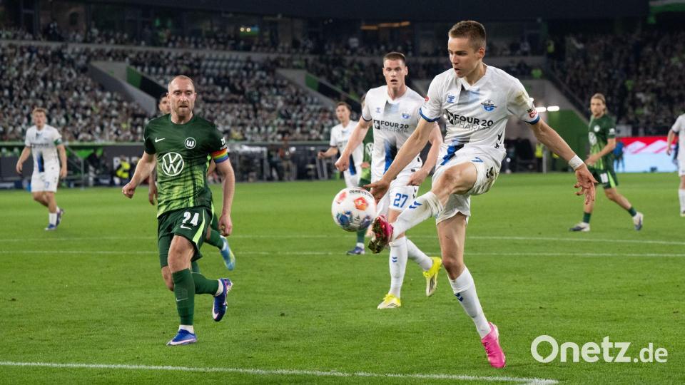 Filip Bilbija vom SC Paderborn vergibt eine Großchance im ersten Relegationsspiel beim VfL Wolfsburg. Bild: Julian Stratenschulte/dpa