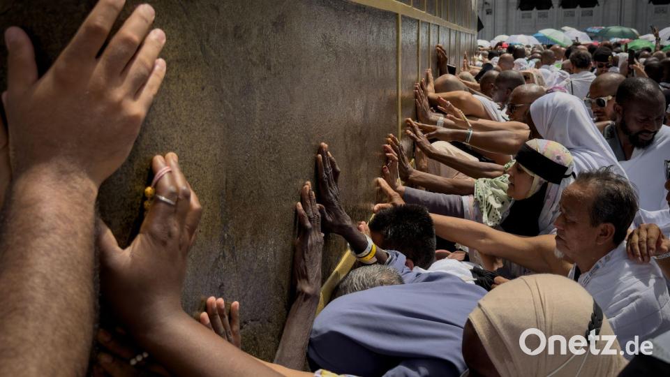 Muslimische Pilger berühren die Wände der Kaaba, dem kubischen Gebäude in der Großen Moschee, während der jährlichen Hadsch-Pilgerfahrt in Mekka. Bild: Altaf Qadri/AP/dpa