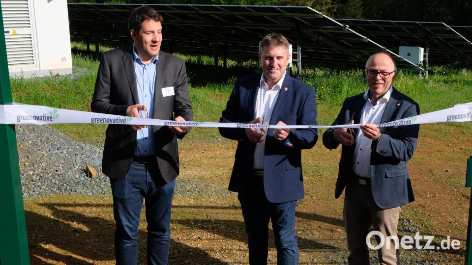 Das Eröffnungsband durchschnitten (von links) Greenovative-Geschäftsführer Bernd Fuchs, Blürgermeister Ewald Plößner und stellvertretender Landrat Albert Nickl. Bild: Robert Dotzauer
