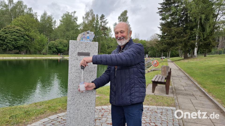 Fördervereinsvorsitzender Bernd Würstl zapft sich an der extra installierten Säule Trinkwasser. Bild: esc