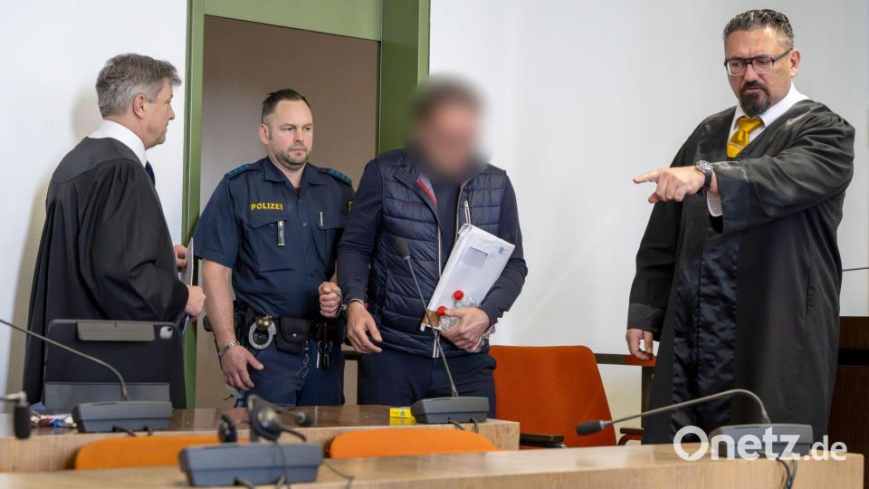 Einer der Angeklagten bei Prozessbeginn. Archivbild: Peter Kneffel/dpa