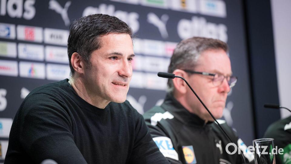 DHB-Sportvorstand Ingo Meckes freut sich auf die weitere Zusammenarbeit mit Bundestrainer Alfred Gislason. (Archivbild) Bild: Sina Schuldt/dpa