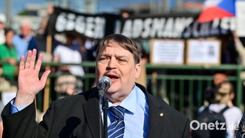 Bernd Posselt von der Sudetendeutschen Volksgruppe spricht bei der Gedenkfeier für die Opfer des Holocaust an dem Ort, von dem aus die jüdischen Transporte aus Brünn abfuhren. Bild: Šálek Václav/CTK/dpa