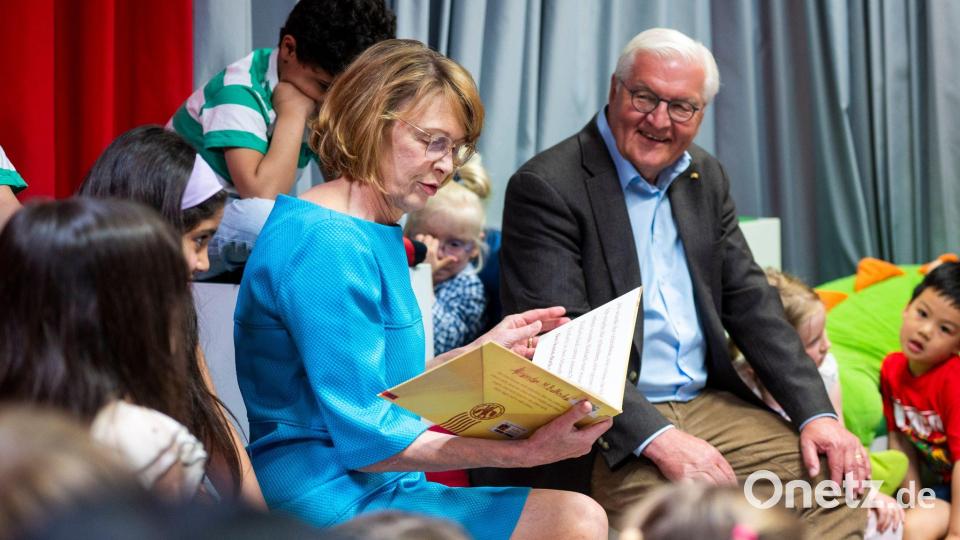 Mit seiner Frau Elke Büdenbender las er Kindern in Berlin vor. Bild: Christophe Gateau/dpa