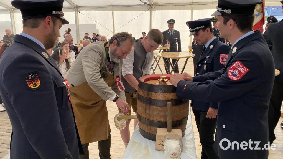Eingerahmt von der Vorstandschaft der Feuerwehr Diendorf zapfte Bürgermeister Frank Zeitler (Zweiter von links) das erste Fass Bier des Jubiläumsfestes an. Bild: aub