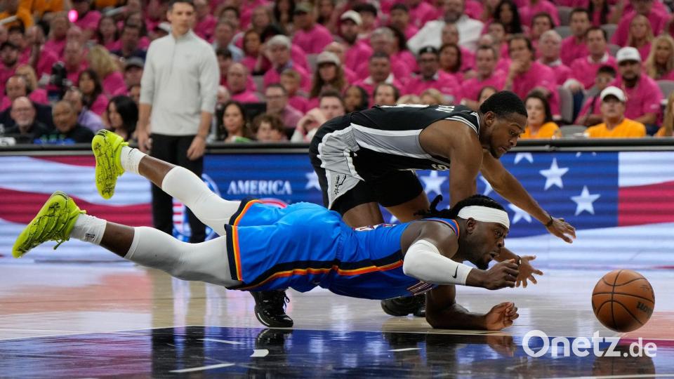 Oklahoma City und San Antonio kämpften um jeden Ball - hier Luguentz Dort (vorne) und De'Aaron Fox. Bild: Ashley Landis/AP/dpa