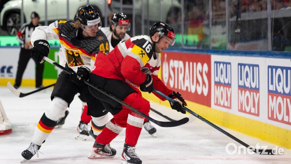 Deutschland und Österreich lieferten sich ein physisches Spiel bei der Eishockey-WM. Bild: Claudio Thoma/KEYSTONE/dpa
