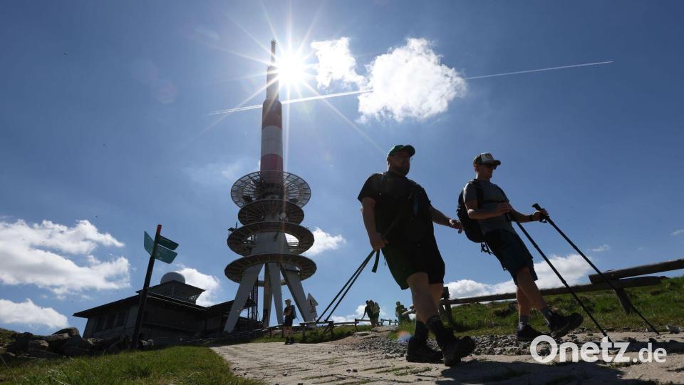 Der Sonnenschein lockt zahlreiche Ausflügler auf den Gipfel des Brockens in Sachsen-Anhalt. Bild: Matthias Bein/dpa