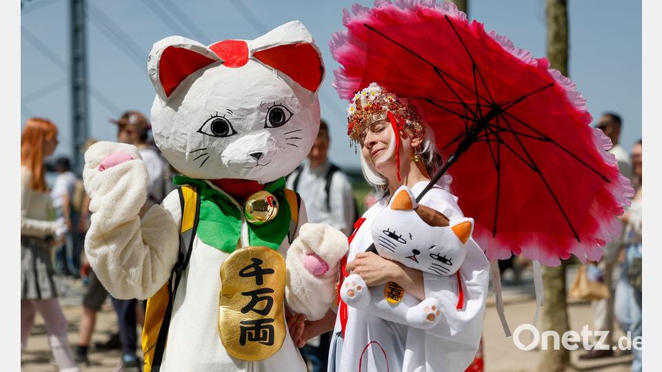 Prachtvoll verkleidet haben sich Andrea und Marta zum Japantag in Düsseldorf. Bild: Thomas Banneyer/dpa