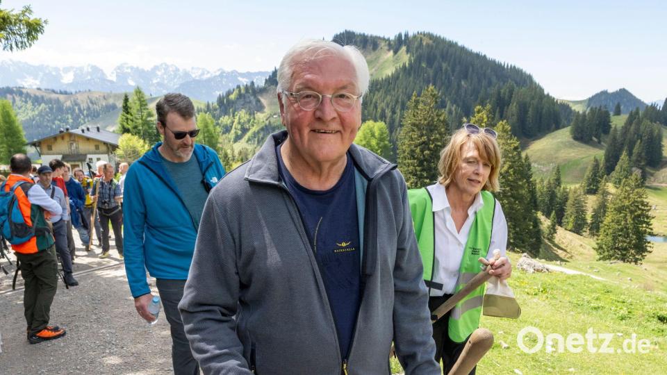Im Chiemgau half Bundespräsident Frank-Walter Steinmeier dem Alpenverein bei der Pflege von Wanderwegen. Bild: Peter Kneffel/dpa