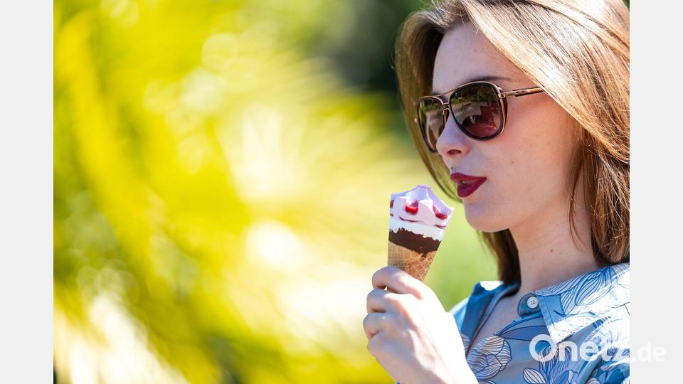 Temperaturen von teils über 31 Grad – perfektes Wetter für ein Eis. Bild: Laszlo Pinter/dpa