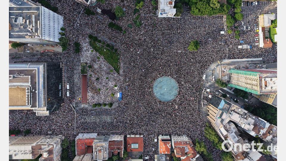 Regierungsgegner nehmen in Belgrad an einer Kundgebung teil, die von protestierenden serbischen Universitätsstudenten angeführt wird. Sie fordern größere politische Veränderungen in dem von Präsident Vucic geführten Balkanstaat. Bild: Armin Durgut/AP/dpa