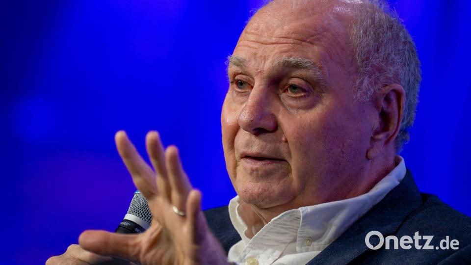 Ehrenpräsident Hoeneß spricht über „Zweifel“. (Archivbild) Bild: Peter Kneffel/dpa
