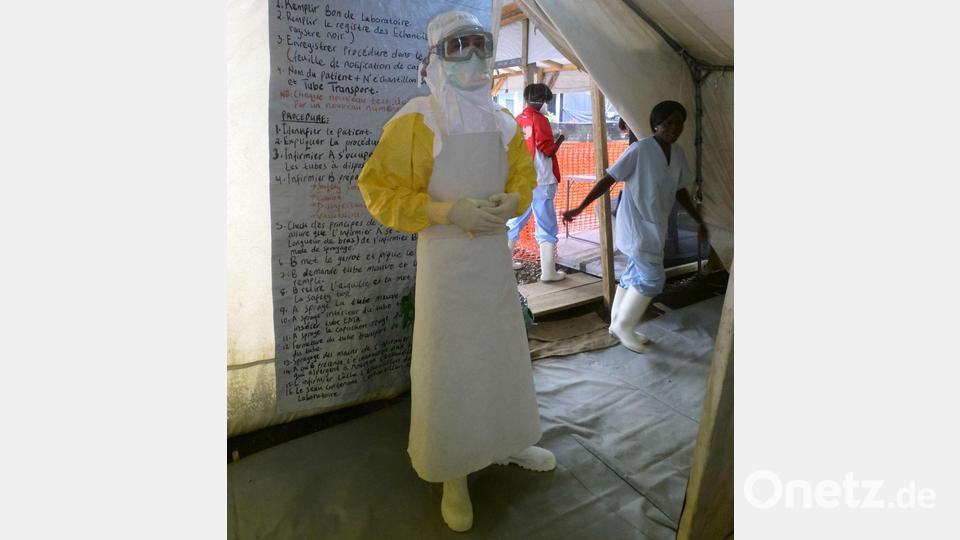 Der Berliner Arzt Maximilian Gertler bei einem Ebola-Einsatz für Ärzte ohne Grenzen (Handout) Bild: Medecins sans Frontieres/dpa