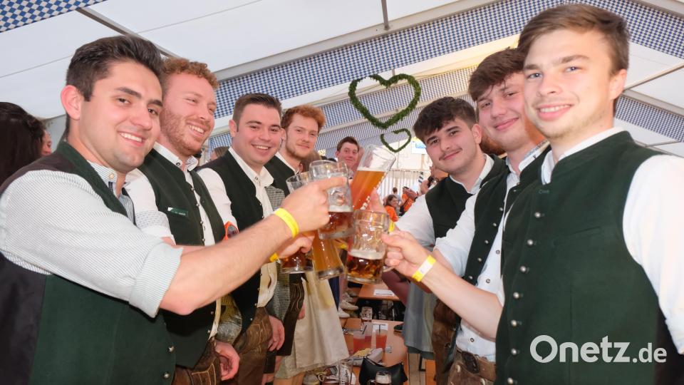 Schon beim ersten Song ging es für den Dumbacher Burschenverein "aufwärts" auf die Bierbänke. Bild: Robert Dotzauer