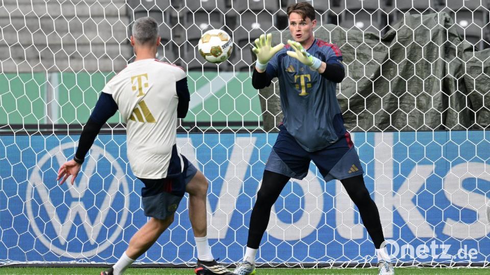 Jonas Urbig wird warm geschossen fürs Finale. Bild: Soeren Stache/dpa