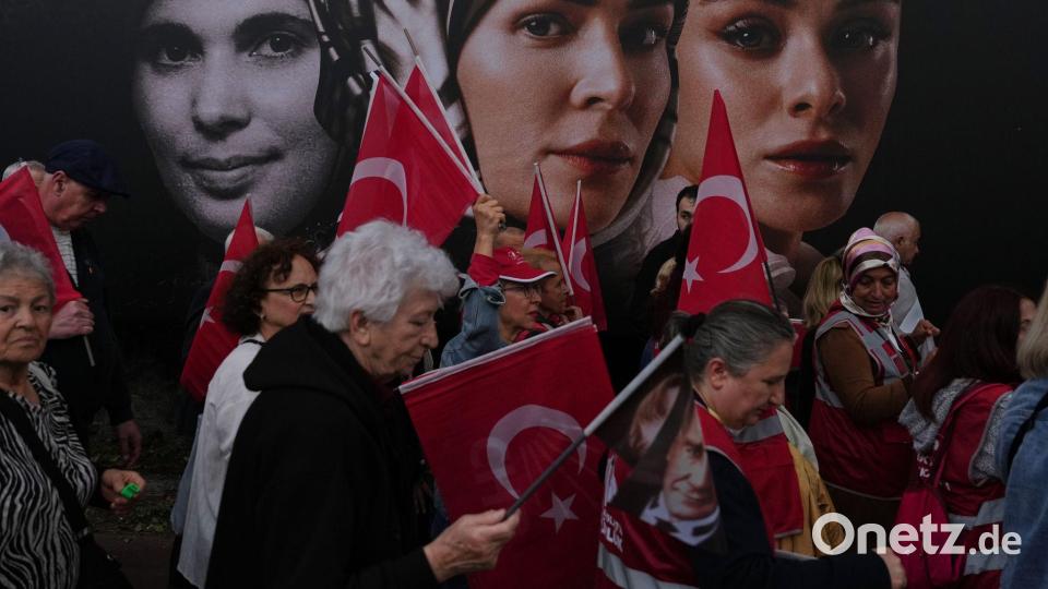 Menschen marschieren zur Unterstützung von Özgür Özel, dem Vorsitzenden der Republikanischen Volkspartei (CHP), der größten Oppositionspartei der Türkei. Bild: Francisco Seco/AP/dpa