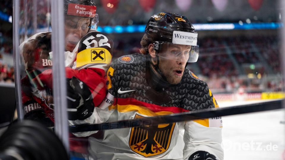 Leon Hüttel (r) kämpft mit dem Österreicher Paul Huber um den Puck. Bild: Claudio Thoma/KEYSTONE/dpa