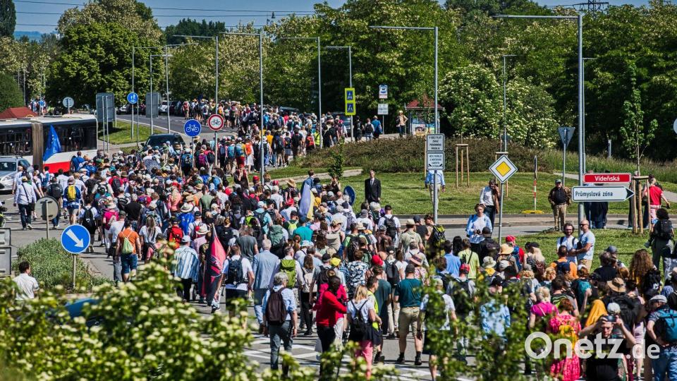 Der Versöhnungsmarsch folgt in umgekehrter Reihenfolge dem Brünner Todesmarsch, bei dem rund 27.000 Deutsche nach dem Zweiten Weltkrieg aus Brünn vertrieben wurden. Bild: Uhlíø Patrik/CTK/dpa