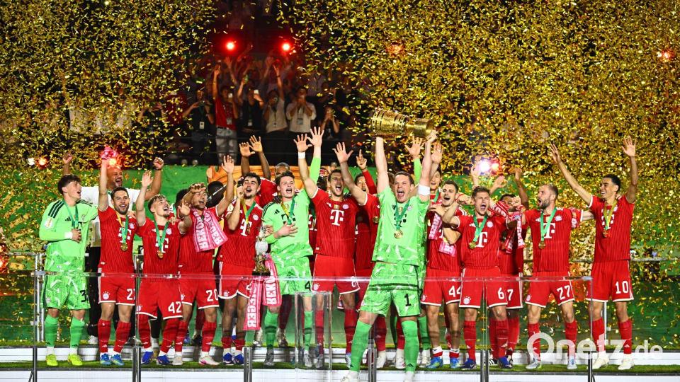 Manuel Neuer stemmt den DFB-Pokal in die Höhe. Bild: Tom Weller/dpa