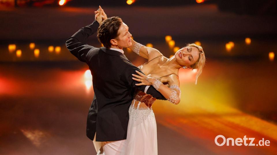 Die Königin der Standard-Tänze: Sängerin Anna-Carina Woitschack und Profitänzer Evgeny Vinokurov sahnten im Halbfinale viel Jurypunkte ab. Bild: Thomas Banneyer/dpa