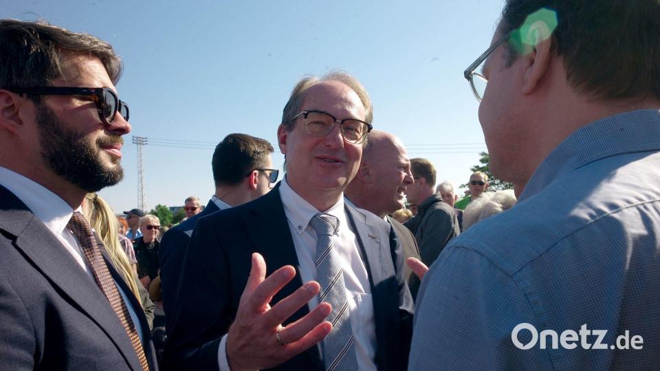 Bundesinnenminister Alexander Dobrindt redet mit einem tschechischen Teilnehmer des Versöhnungsmarschs von Pohorelice nach Brünn (Brno). Bild: Michael Heitmann/dpa