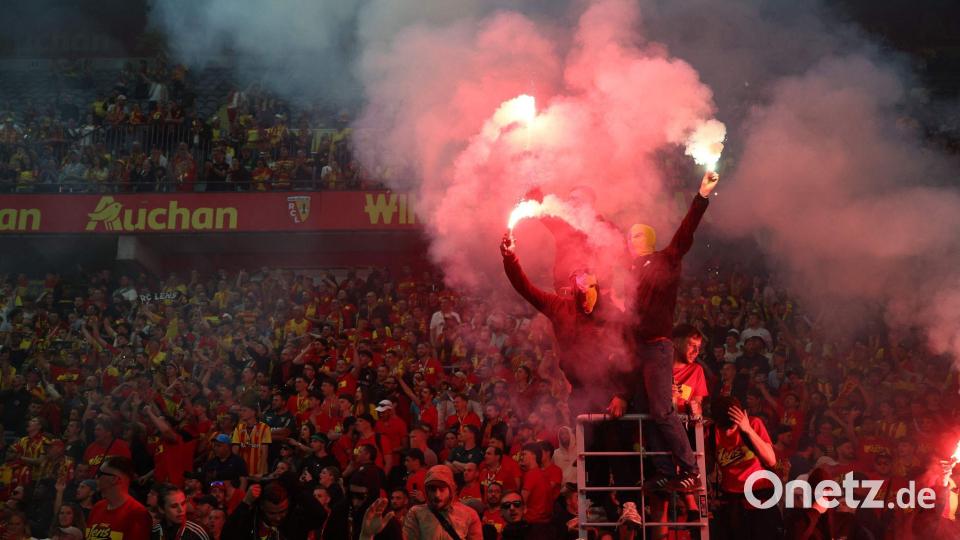 Auch im Stadion des RC Lens feierten die Fans. Bild: Franck Fife/AFP/dpa