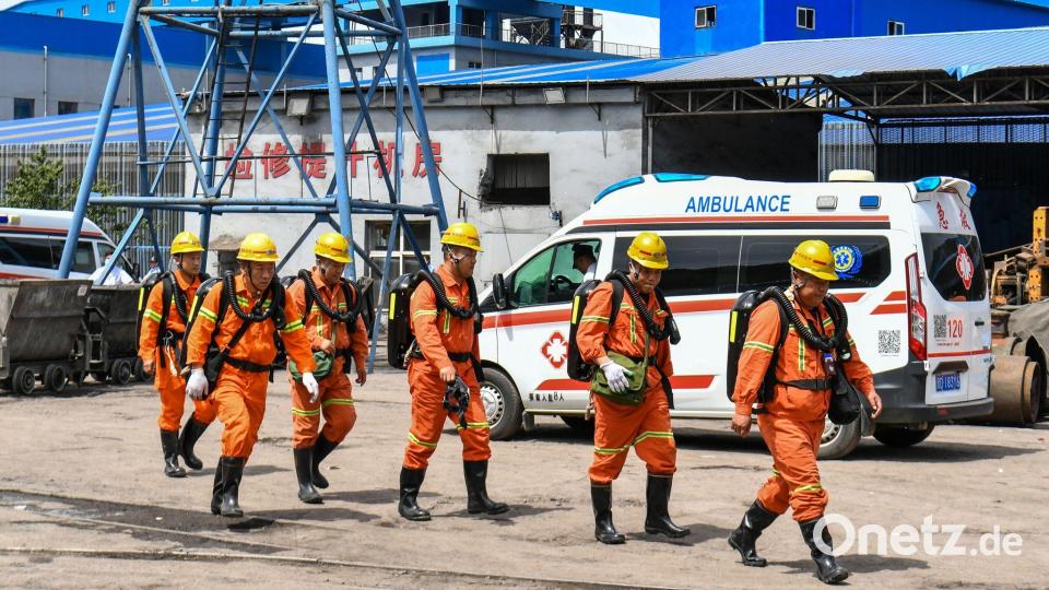 Mehrere hundert Rettungskräfte sind nach wie vor im Einsatz. Bild: Cao Yang/XinHua/dpa