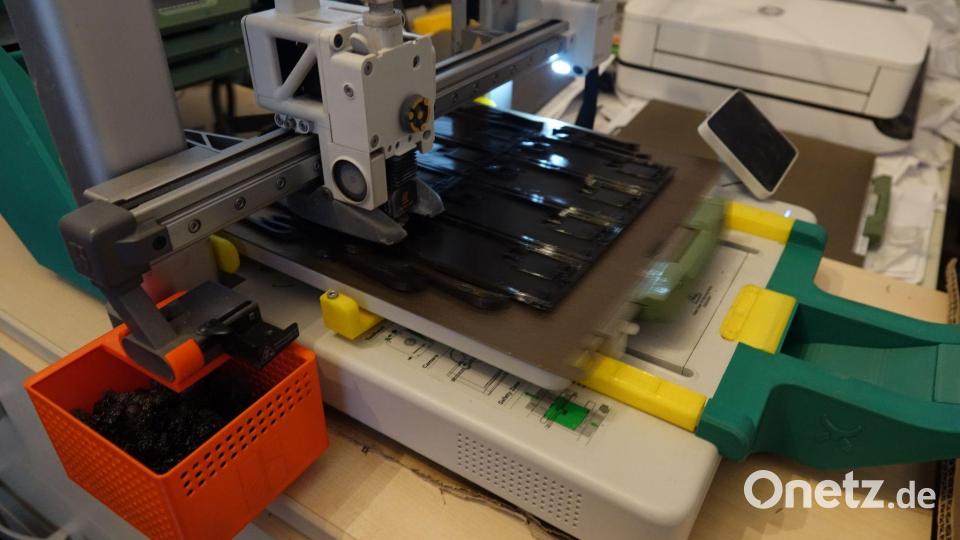 Ständig in Bewegung: Der 3D-Drucker eines Freiwilligen stellt Plastikkleinteile für die Ukraine her. Bild: Friedemann Kohler/dpa