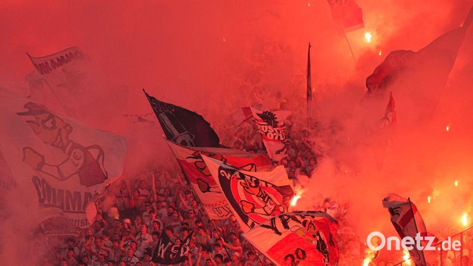 Fans zünden beim Pokalfinale Pyrotechnik. Bild: Michael Kappeler/dpa