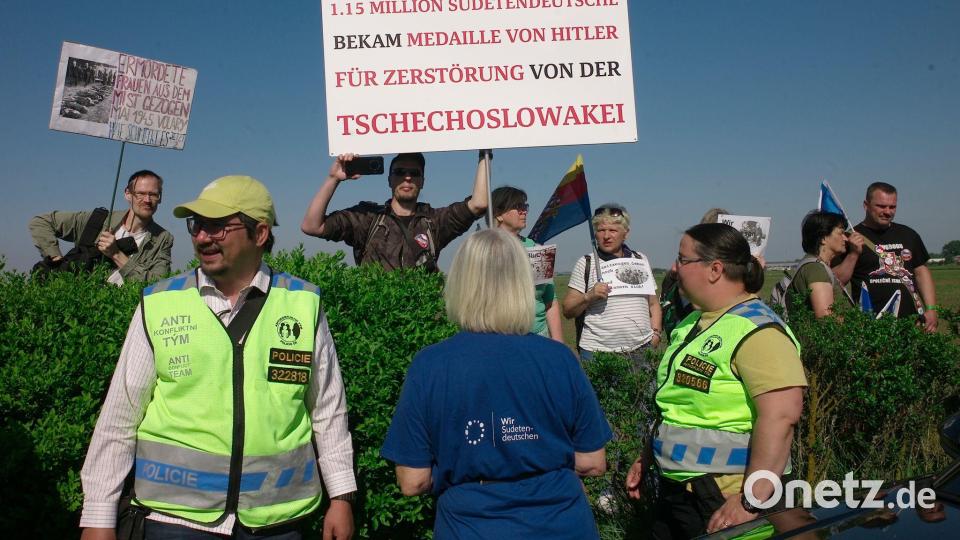 Gegendemonstranten protestieren gegen den Versöhnungsmarsch. Die Polizei war mit einem Anti-Konflikt-Team im Einsatz. Bild: Michael Heitmann/dpa