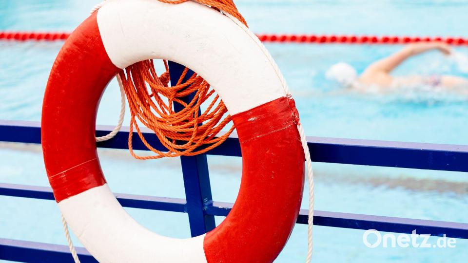 Volle Becken und volle Liegewiesen – aber oft zu wenig Aufsicht: Vielen Bädern in Deutschland fehlen Rettungsschwimmer. (Symbolbild) Bild: Moritz Frankenberg/dpa