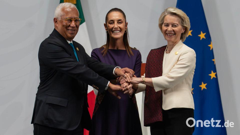 Claudia Sheinbaum (M), Präsidentin von Mexiko, EU-Ratspräsident Antonio Costa (l) und die EU-Kommissionspräsidentin Ursula von der Leyen halten sich bei einer Pressekonferenz im Präsidentenpalast die Hände, nachdem ein Handels- und Partnerschaftsabkommen unterzeichnet wurde. Bild: Felix Marquez/dpa