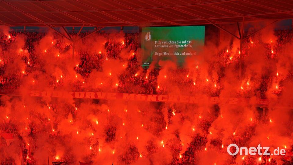 Fans zünden beim DFB-Pokalfinale Pyrotechnik. Bild: Soeren Stache/dpa