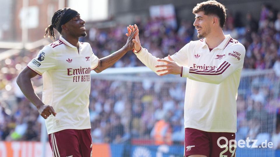 Noni Madueke (l) von Meister Arsenal jubelt mit seinem Teamkollegen Kai Havertz über sein Tor zum 0:2. Bild: John Walton/PA Wire/dpa